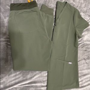 FIGS Scrubs Set